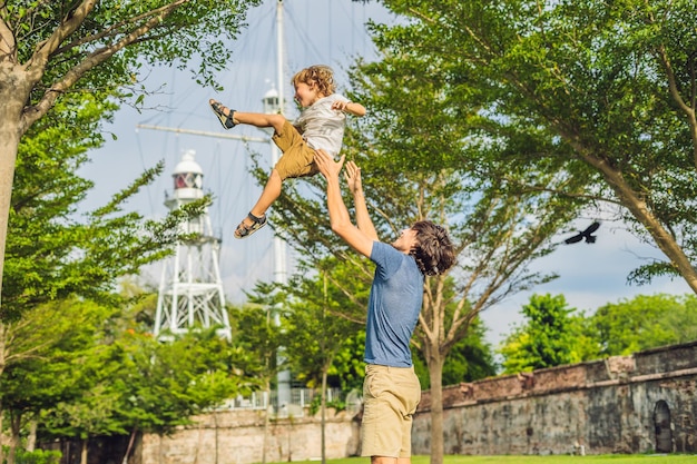 Père et fils sur fond de Fort Cornwallis à Georgetown, Penang, est un fort étoilé construit par la Compagnie britannique des Indes orientales à la fin du XVIIIe siècle, c'est le plus grand fort debout de Malaisie. Voyager