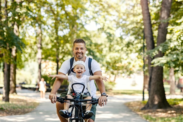 Père et fils font du vélo