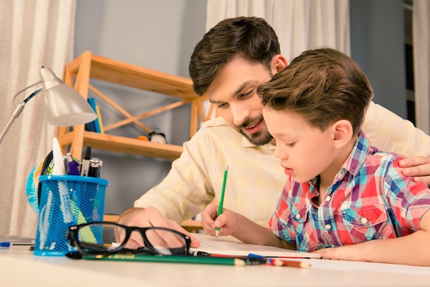 Père et fils font leurs devoirs ensemble