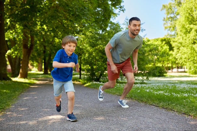 père et fils heureux s'affrontent en course au parc