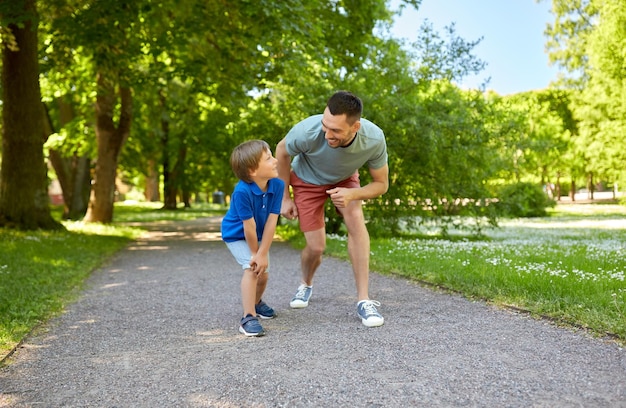 père et fils heureux s'affrontent en course au parc