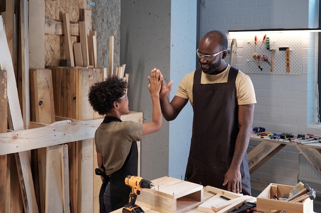 Père et fils high five