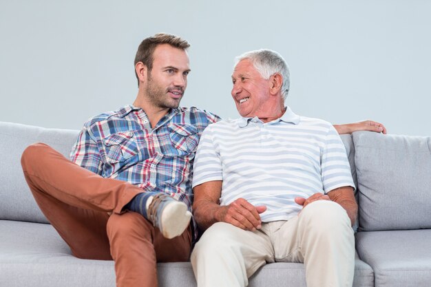 Père et fils interagissant l'un avec l'autre