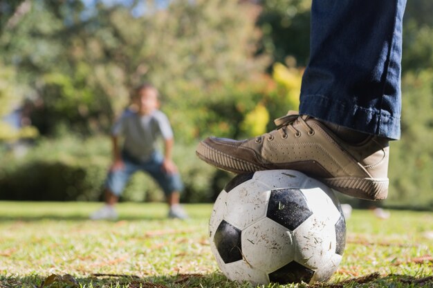 Père et fils jouant au football