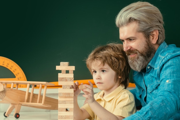 Père et fils jouant au jenga à la maison