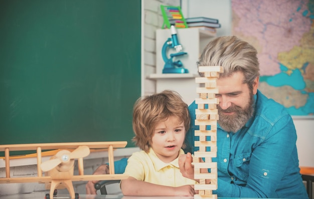 Père et fils jouant au jeu de la famille de l'homme