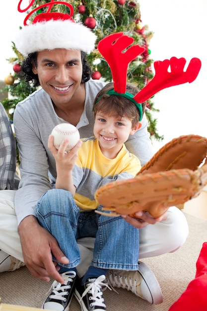 Père et fils jouant avec un cadeau de Noël