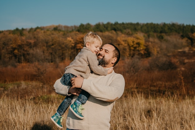 Père et fils jouant, s'amusant sur la nature