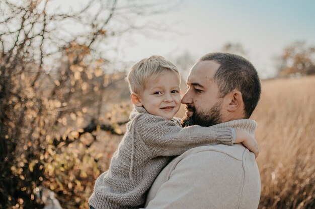 Père et fils jouant, s'amusant sur la nature