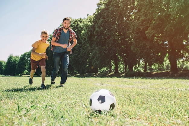 Père et fils jouent au football