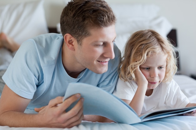 Père et fils lisant un magazine