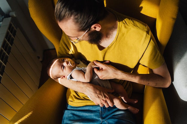 Père et fils, main dans la main
