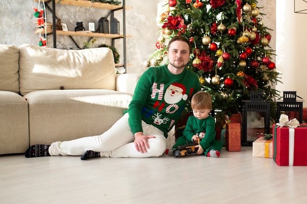 Père avec fils à la maison près de l'arbre de Noël