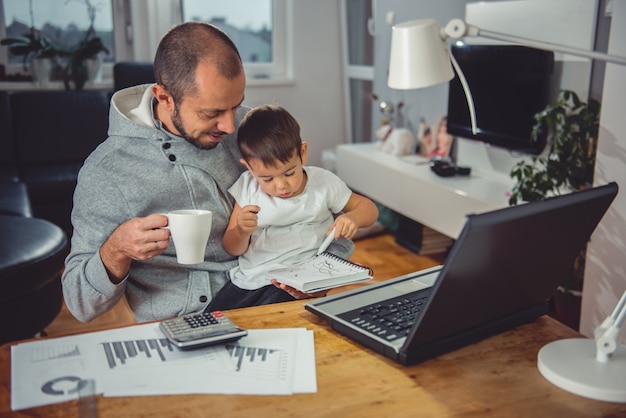 Père avec fils à la maison