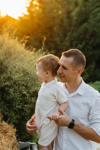 Père et fils marchant dans le parc au coucher du soleil. Bonheur. Amour