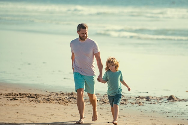 Père et fils marchant sur la mer papa et enfant s'amusant à l'extérieur voyage en famille vacances fête des pères c