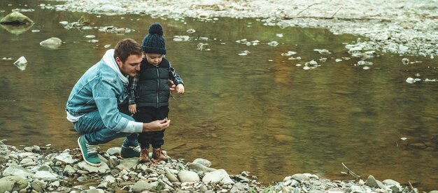 Père et fils marchent et jouent ensemble. L'automne dans les montagnes.