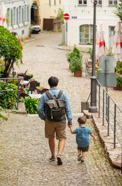 Père et fils marchent le long de la rue de la vieille ville en Europe, Allemagne