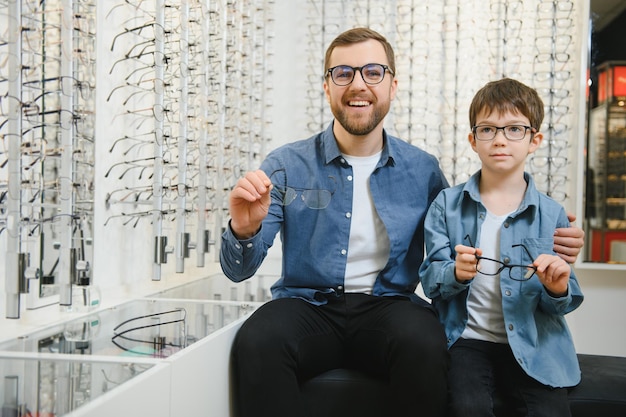 Père avec fils mignon Famille acheter des lunettes