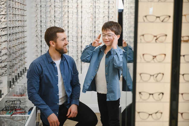 Père avec fils mignon Famille acheter des lunettes