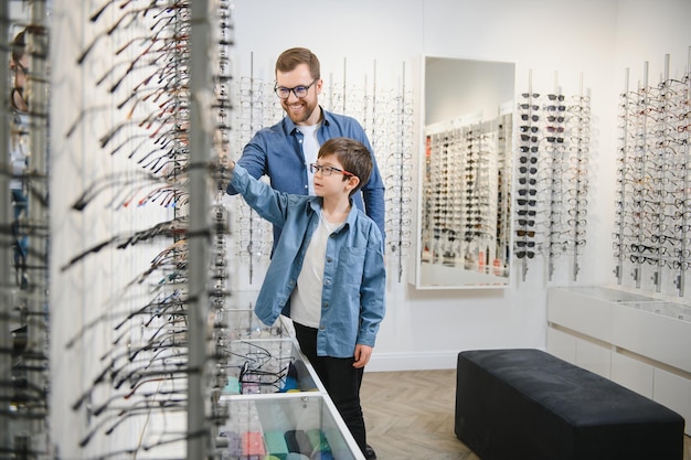 Père avec fils mignon Famille acheter des lunettes