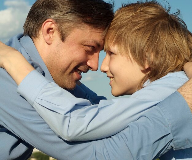 Père et fils sur la nature