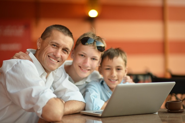 Père et fils avec ordinateur portable à la table