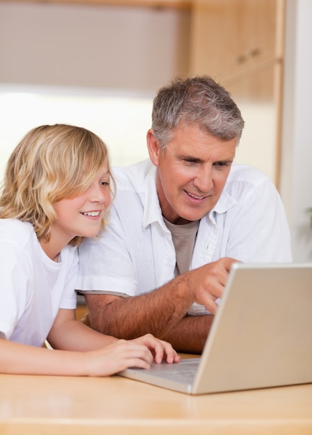 Père et fils sur l&#39;ordinateur portable