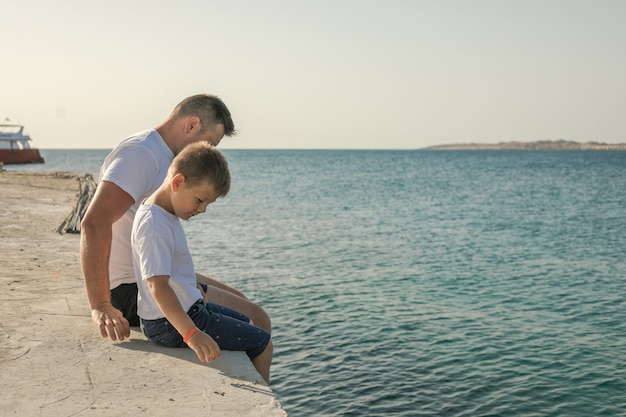 Père et fils passent du temps ensemble des vacances à la mer