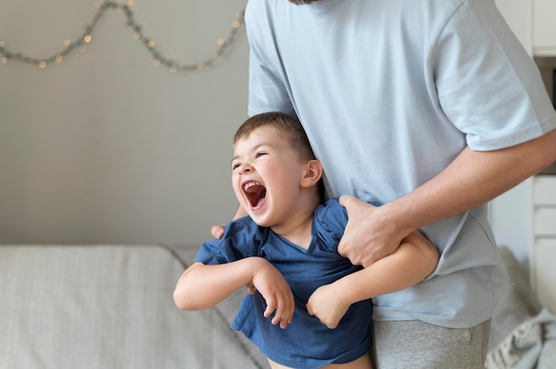 Père et fils passent du temps ensemble