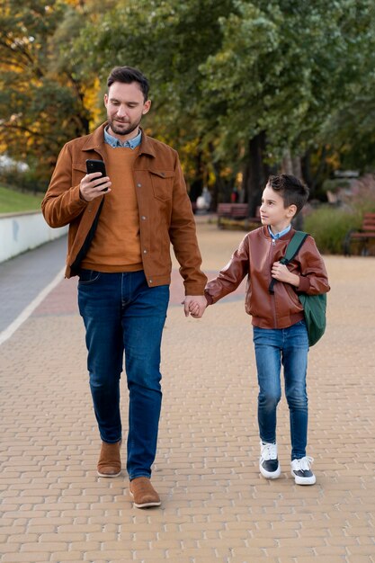 Tu Es La Meilleure Chose Qui M'est Jamais Arrivée. Un Père Et Un Fils Qui  Passent Une Journée à L'extérieur. Photo stock - Image du lifestyle,  apprécier: 256620464