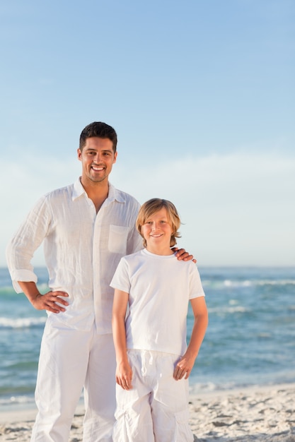 Père et fils à la plage