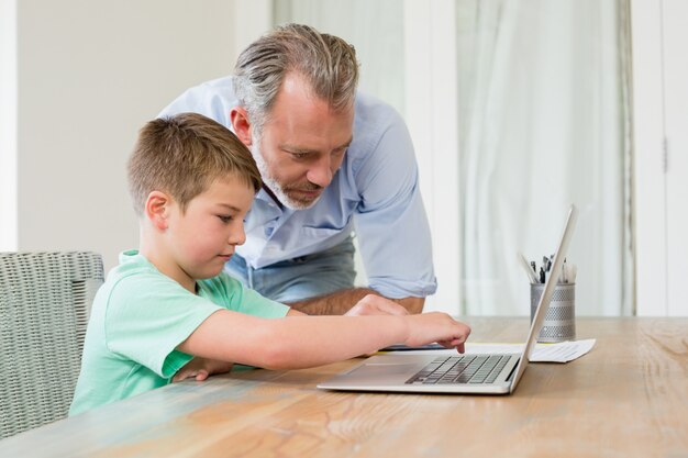 Père fils, portable utilisation, bureau