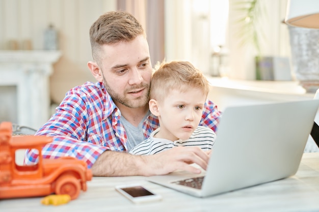 Père fils, portable utilisation