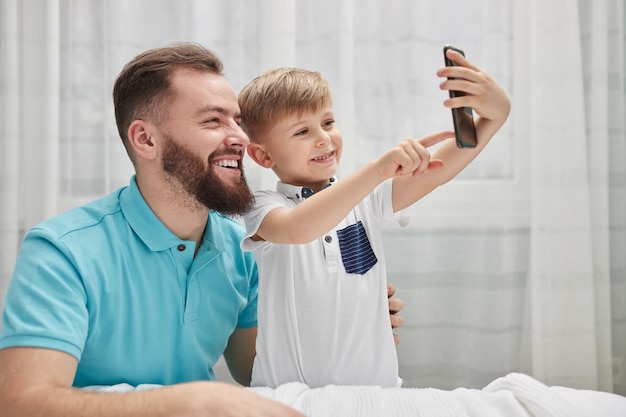 Père et fils prenant selfie ensemble