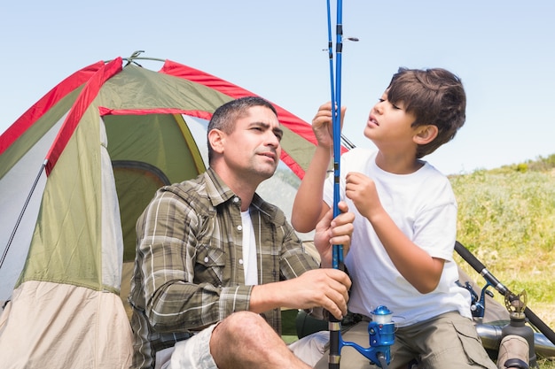 Père et fils près de leur tente