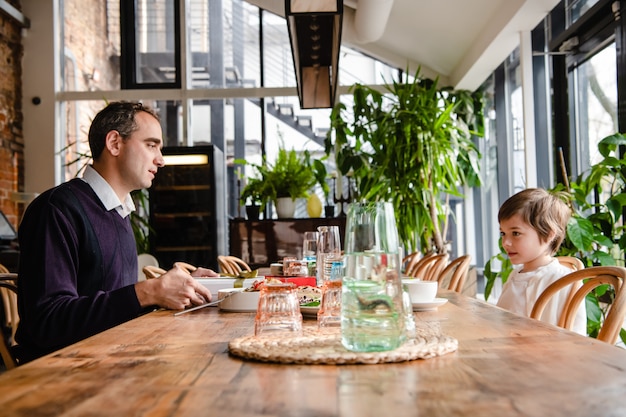 Père et fils, profiter du temps ensemble dans un café