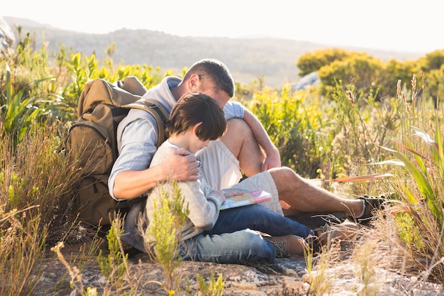 Père et fils, randonnée dans les montagnes par une journée ensoleillée