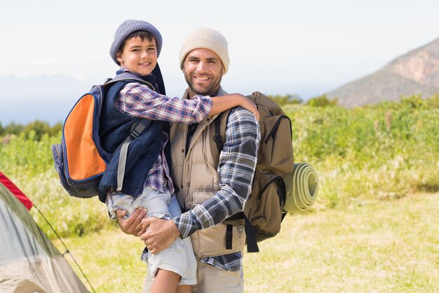 Père et fils, randonnée dans les montagnes