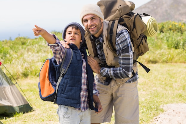 Père et fils, randonnée dans les montagnes