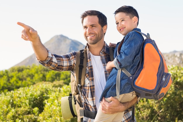 Père et fils en randonnée ensemble