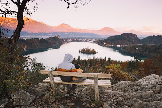 Père et fils regardant le coucher du soleil avec une vue imprenable sur le lac de Bled en automne ou en hiver en Slovénie Europe