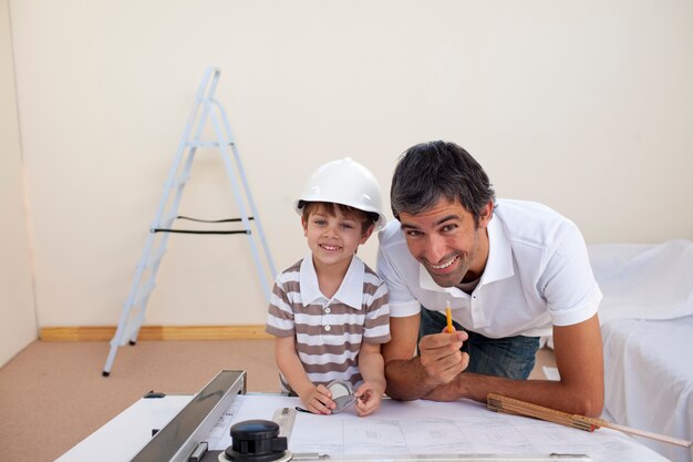 Père et fils rénovant une chambre