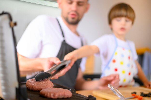 Photo père et fils renversant le burger