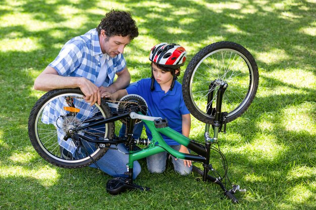 Père et fils réparant le vélo