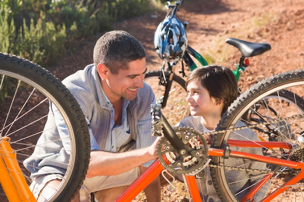 Père et fils réparent vélo ensemble