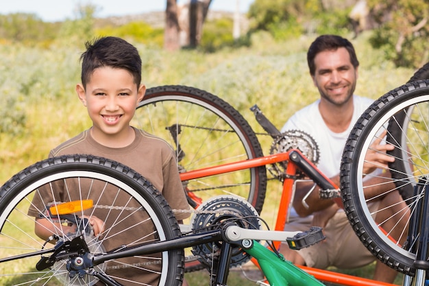 Père et fils réparent vélo ensemble