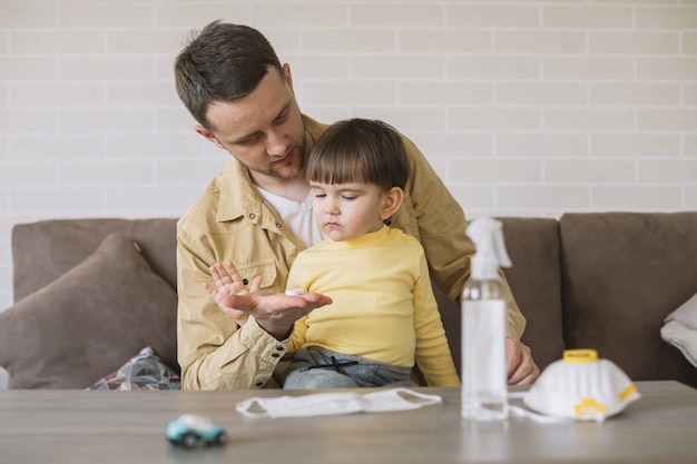 Photo père et fils restent à l'intérieur et se protègent