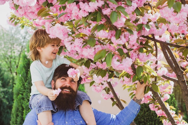 Père avec fils s'amusant dans le parc père et fils