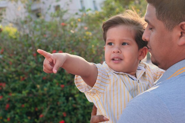 Père et fils s'amusant à l'extérieur